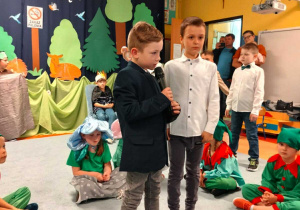 Chłopiec mówi wierszyk
