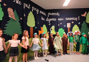 Zdjęcie dzieci występujących w przedstawieniu