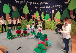 Dzieci występują na przedszkolnej scenie