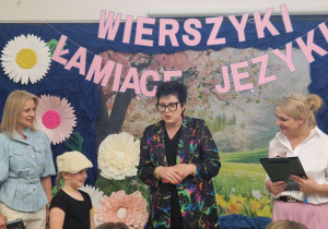 Pani Prezydent wręcza dyplom