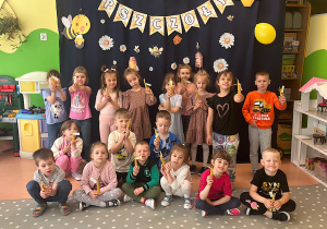 Zdjęcie grupowe z własnymi świecami z wosku pszczelego..