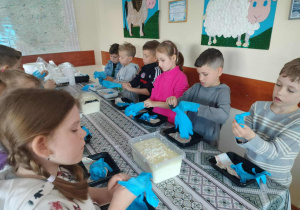 Dzieci robią serek