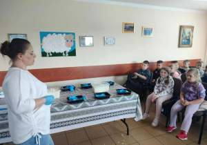 Dzieci słuchają poleceń pani