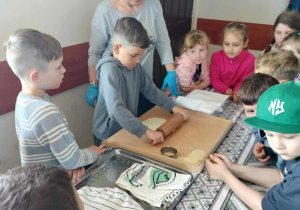 Chłopiec wałkuje ciasto
