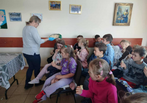Dzieci na warsztatach jedzą pierogi z serem