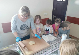 Pani pokazuje w jaki sposób wykonywać zadanie