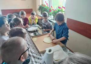 Dziewczynka wałkuje ciasto