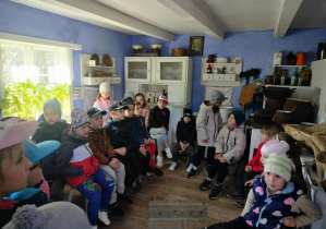 Dzieci zwiedzają skansen