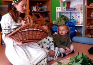 Pani zielarka pokazuje dzieciom zioła