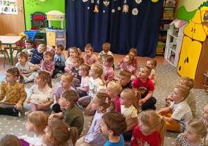 dzieci na tle dekoracji z okazji Dnia Pszczół
