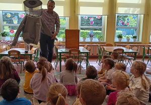 Pszczelarz prezentuje ubiór pszczelarski
