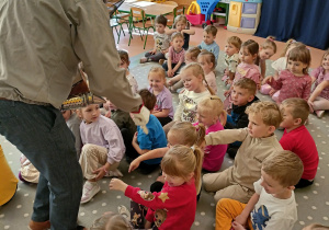 Dzieci oglądają strój pszczelarza