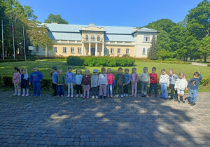 dzieci przed Muzeum Regionalnym