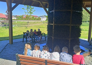 dzieci odpoczywają w tężni