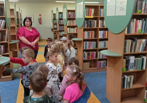 dzieci oglądają książki