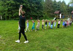 dzieci maszerują z liną