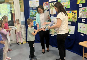 Pani Dyrektor gratuluje chłopcu