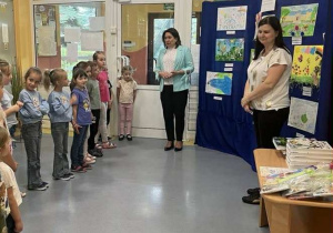 Dzieci biorące udział w konkursie zgromadziły się na rozstrzygnięciu konkursu