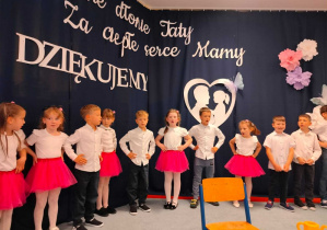 Dzieci tańczą do piosenki