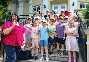 Zdjęcie dzieci na schodach