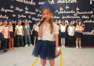 Dziewczynka śpiewa piosenkę