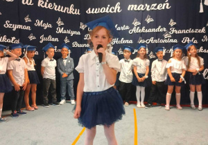 Dziewczynka śpiewa piosenkę na zakończenie przedszkola