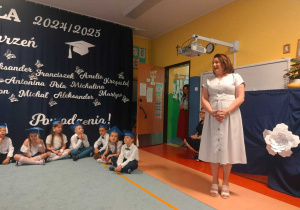 Pani Dyrektor przemawia do zgromadzonych gości oraz dzieci