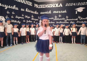Dziewczynka mówi swój wiersz