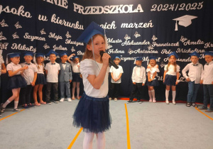Dziewczynka śpiewa piosenkę