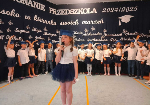 Dziewczynka śpiewa piosenkę