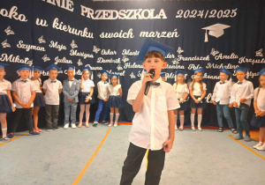Chłopiec mówi swój wiersz