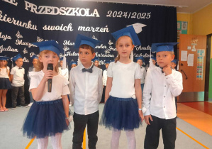 Dzieci biorą udział w przedstawieniu