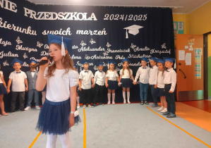 Dziewczynka mówi wierszyk