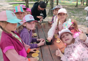 Dziewczynki pokazują swoje prace