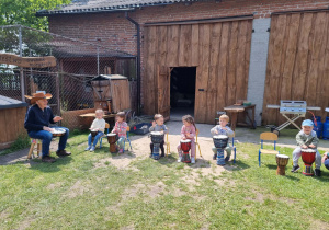 Dzieci grają na bębenkach