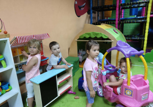 Dzieci bawią się w gotowanie