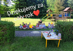 zdjęcie wychowacy z całą grupą