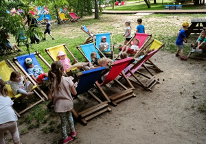 dzieci odpoczywają na leżakach