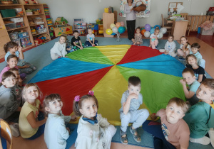 Dzieci siedzą w kole