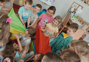 Wesołe zabawy z chustą animacyjną