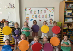 Wspólne zdjęcie grupy na tle dekoracji