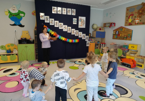 Pani Dyrektor składa dzieciom życzenia