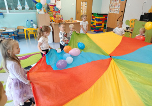 zabawy z chustą i balonami