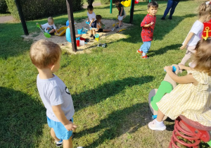 zabawy w ogrodzie przedszkolnym