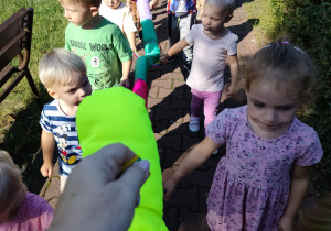 spacer po przedszkolnym ogrodzie