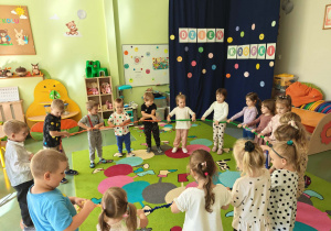 Dzieci uczestniczą w zabawie z gumą sensoryczną