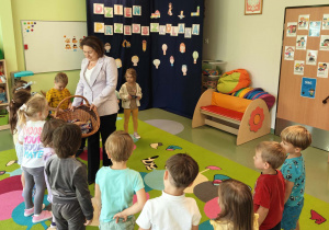 Pani Dyrektor częstuje dzieci słodką przekąską