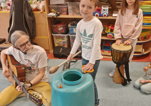 Dzieci grają na instrumentach