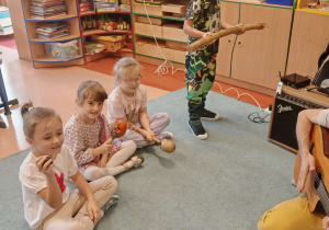 Dzieci grają na instrumentach