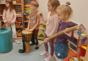 Dzieci grają na instrumentach
